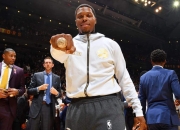 九游官网-雄鹿队后卫喜获新生儿，球队集体庆祝