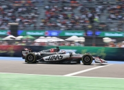 九游游戏-哈斯车队鏖战威廉姆斯，汉密尔顿惊艳四座的简单介绍