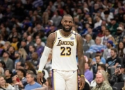 九游娱乐官方-詹姆斯领军，骑士队在季后赛中展现实力