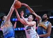 九游体育官方入口-新一轮篮球联赛精彩开打，球员拼尽全力争夺胜利的简单介绍