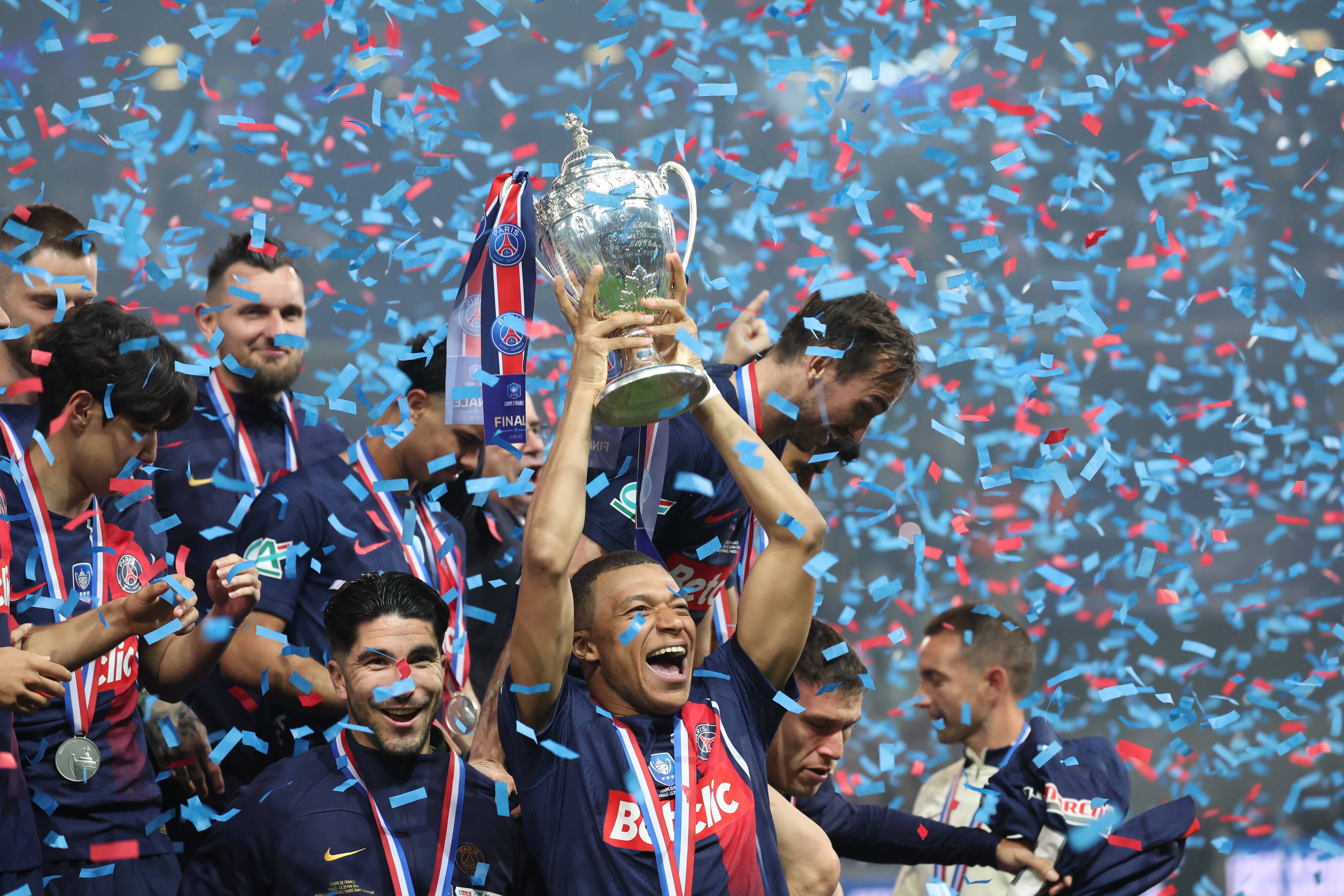 曼城客场失利于巴黎圣日耳曼，无缘欧冠半决赛！