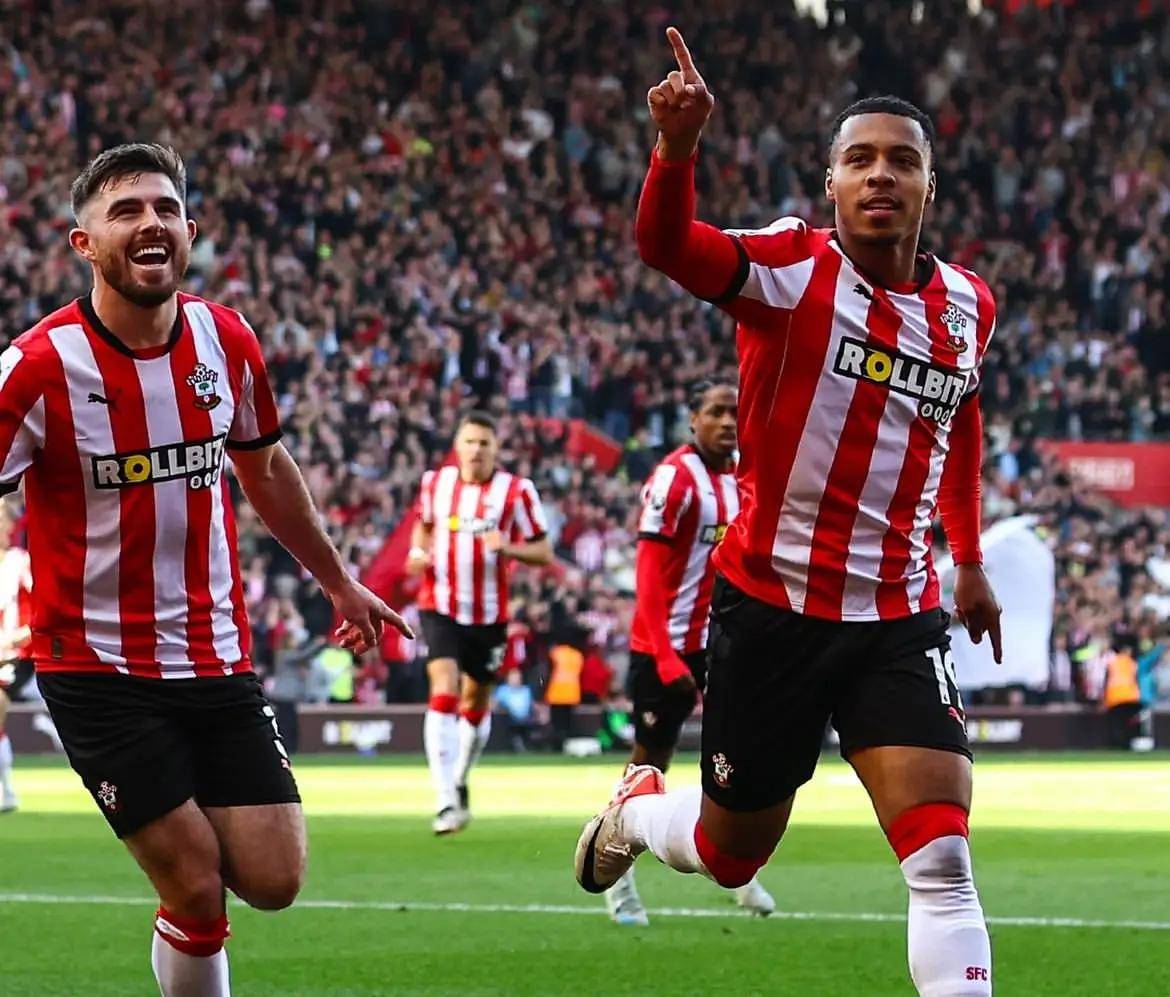 包含埃弗顿擒下南安普顿，重返领跑位置的词条