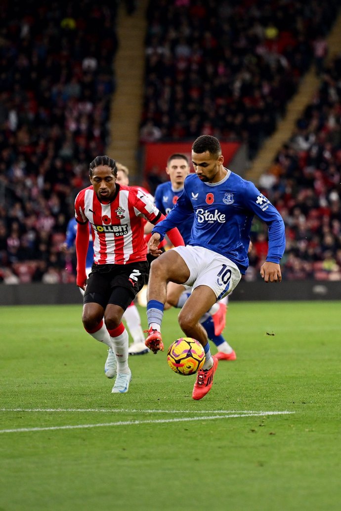 包含埃弗顿擒下南安普顿，重返领跑位置的词条