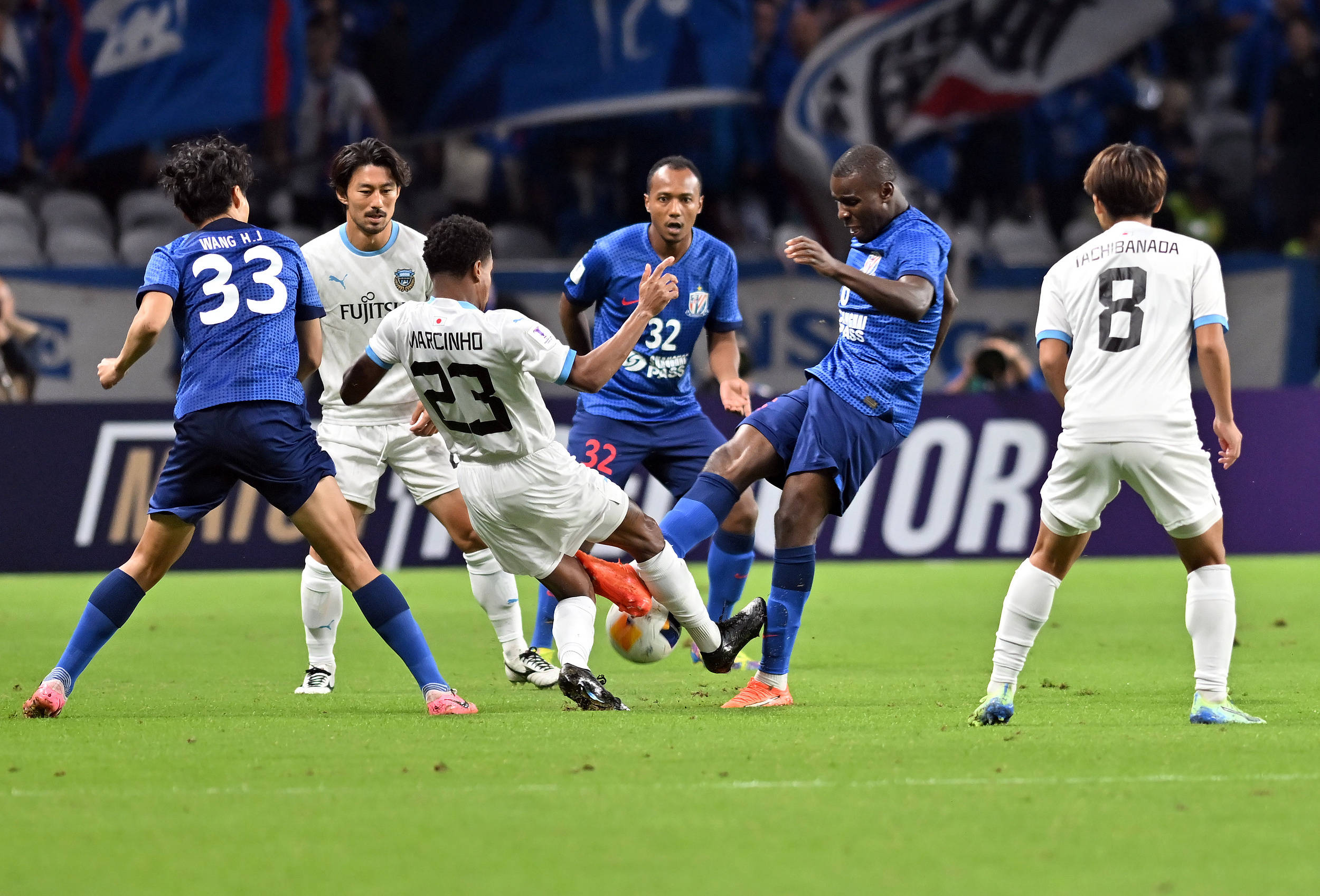 赛场上球员积极拼搏，国内足球比赛激烈角逐的简单介绍