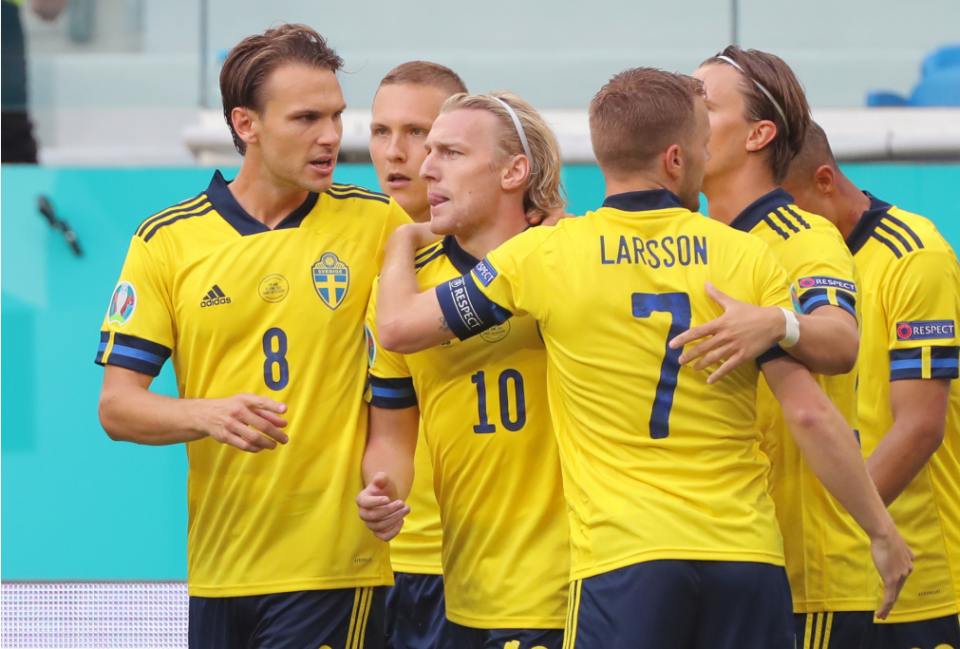 瑞典队队员训练积极，备战欧洲杯预选赛