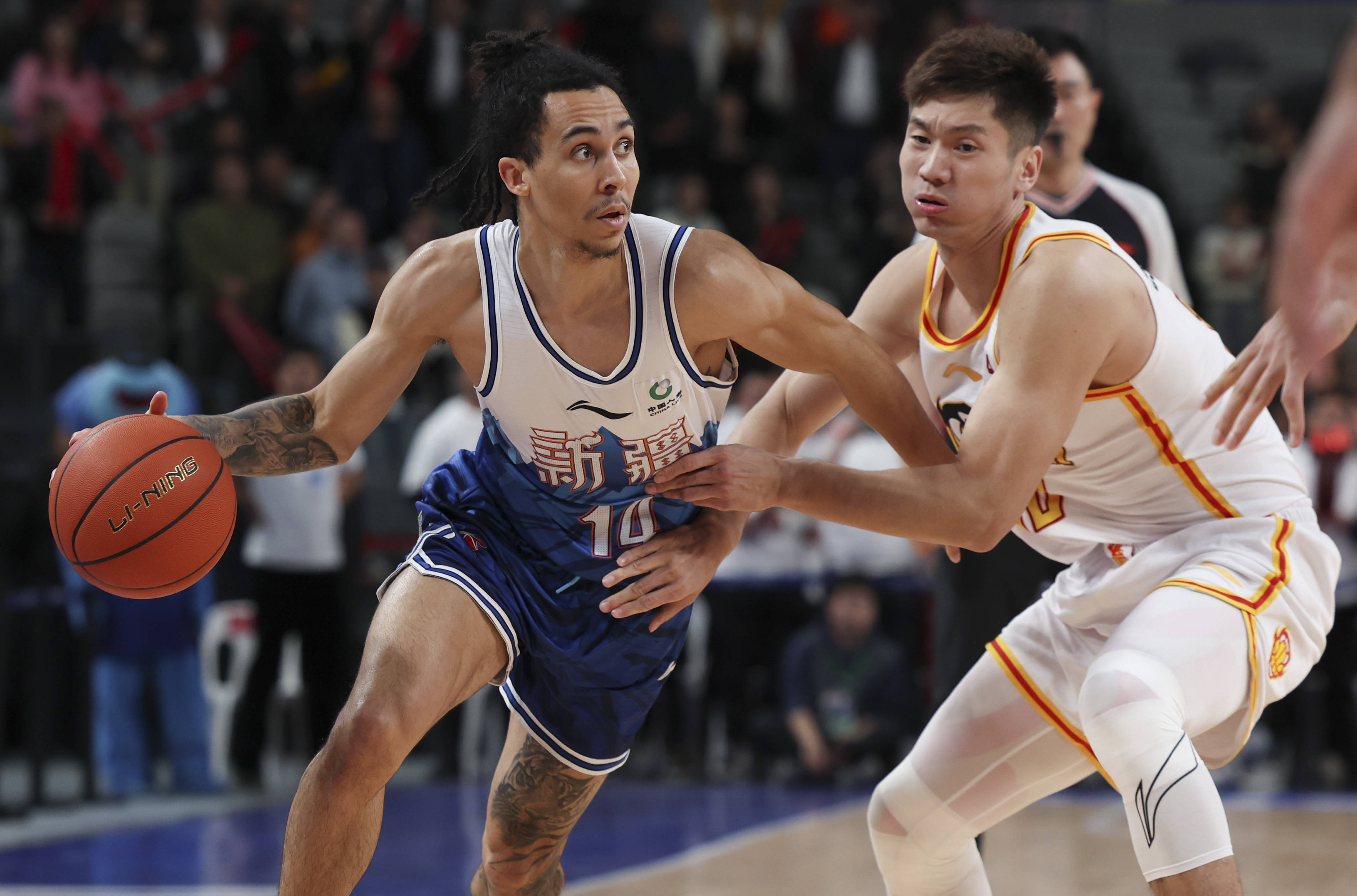 运动员受伤依旧顽强比赛，感动全场，成为CBA焦点