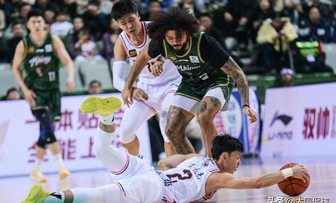 运动员受伤依旧顽强比赛，感动全场，成为CBA焦点