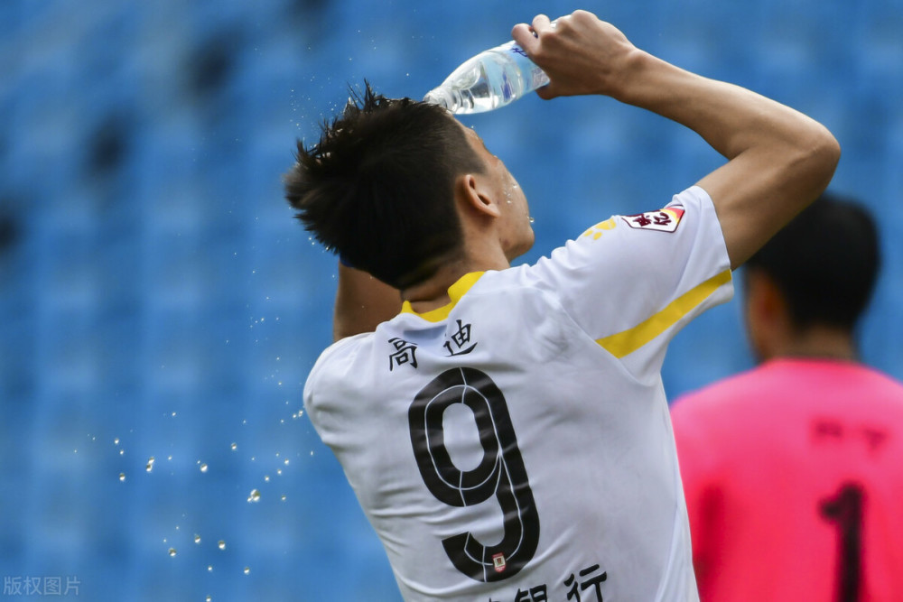 某队在对手进攻如火如荼时凭借防守赢得比赛