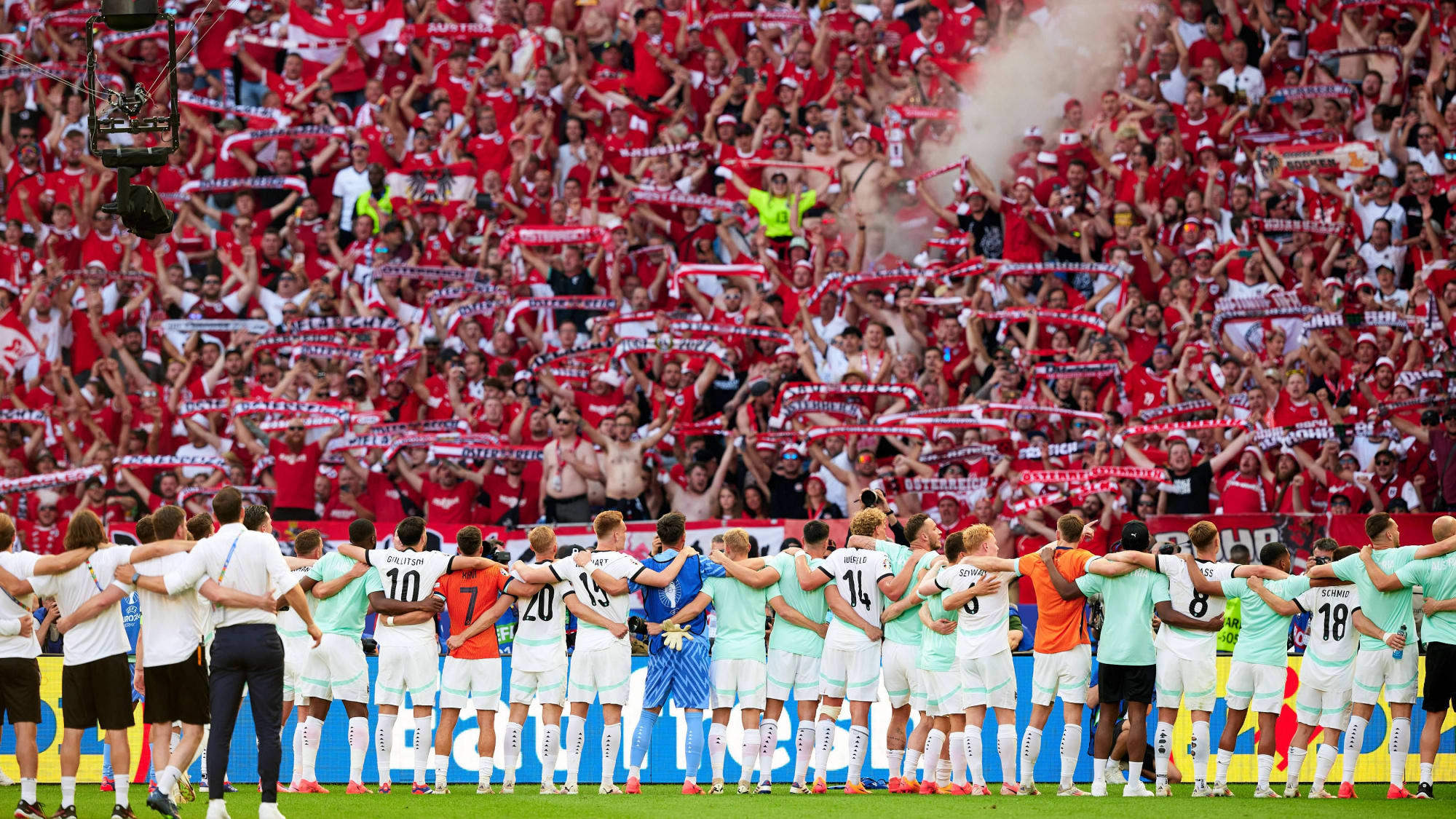 足球联赛战况激烈，英格兰队突围晋级