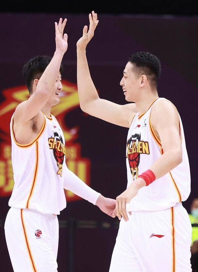 包含高速进攻点燃赛场，球队摘得CBA冠军桂冠，赢得赞誉的词条