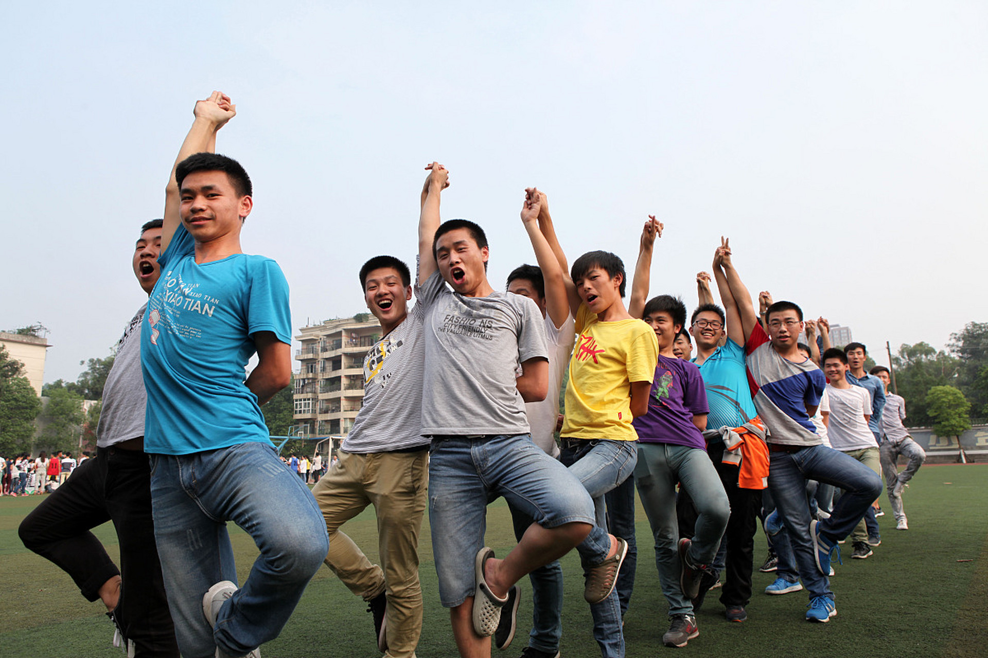 关于队员们在训练场上拼尽全力，努力冲刺取得胜利的信息