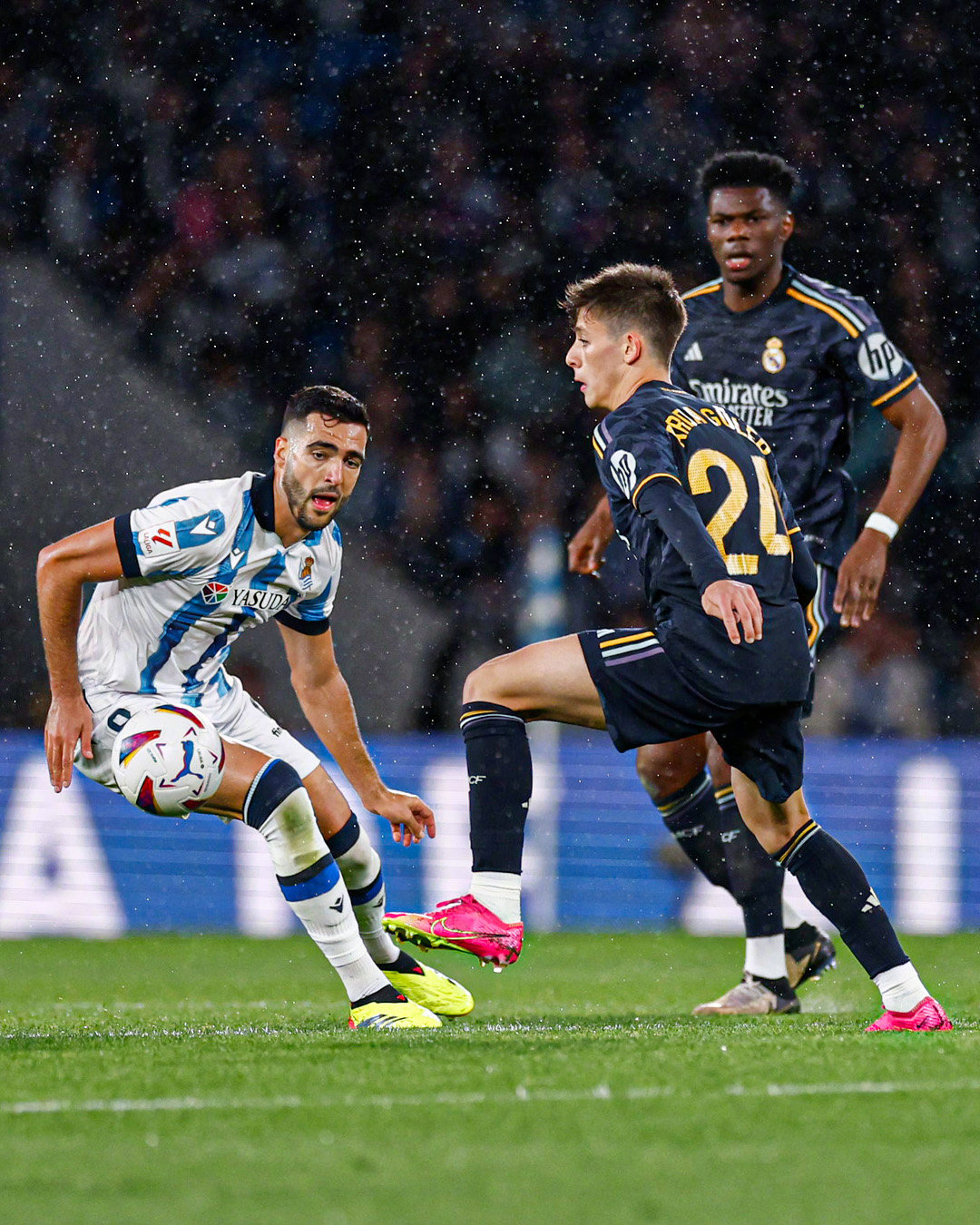 包含皇家马德里客场胜皇家社会，领跑榜首的词条