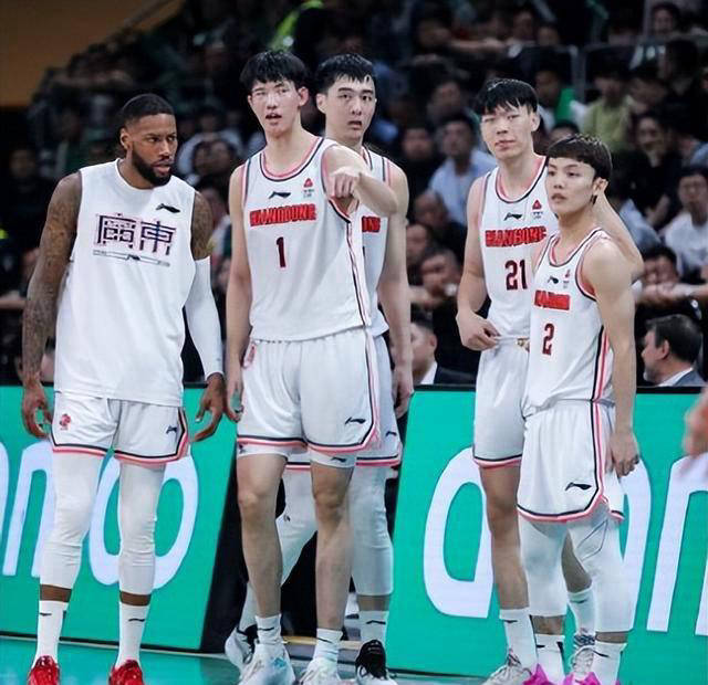 广东宏远队主场精彩表现，击败对手斩获胜利