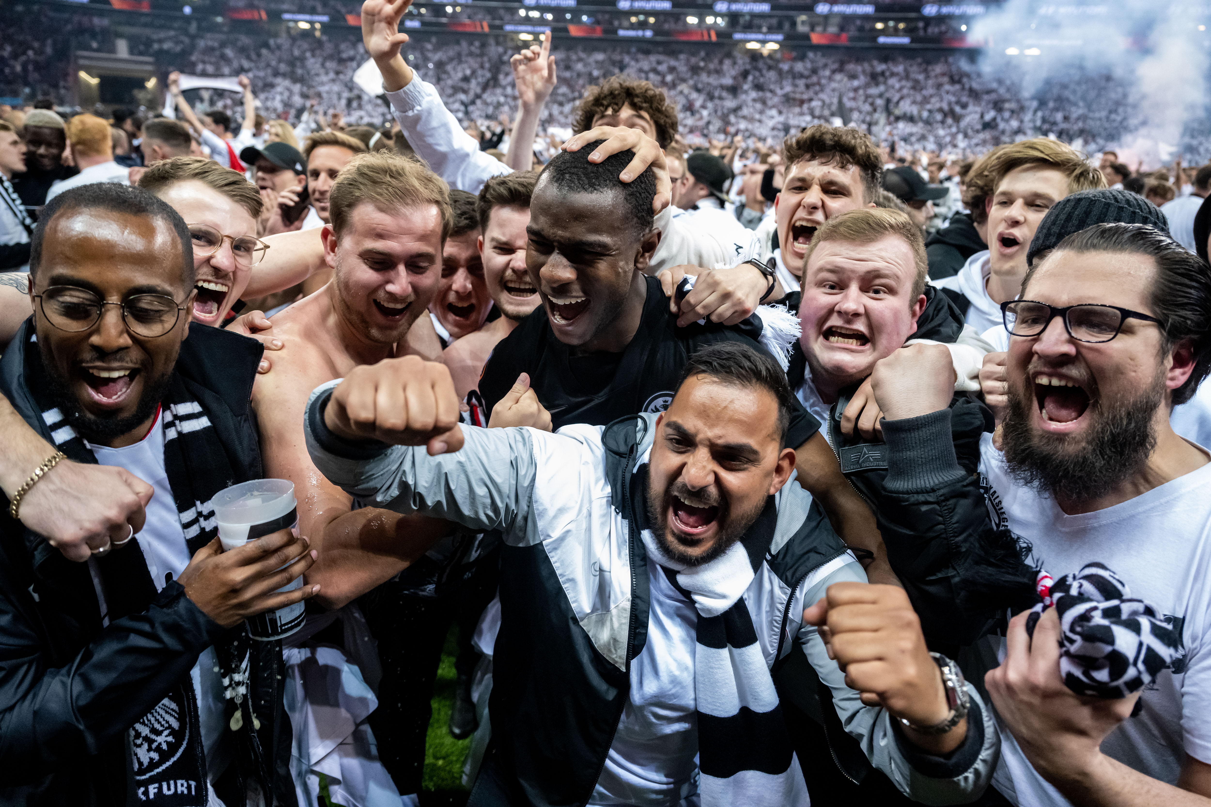 足球俱乐部主场球迷发起助威狂欢节