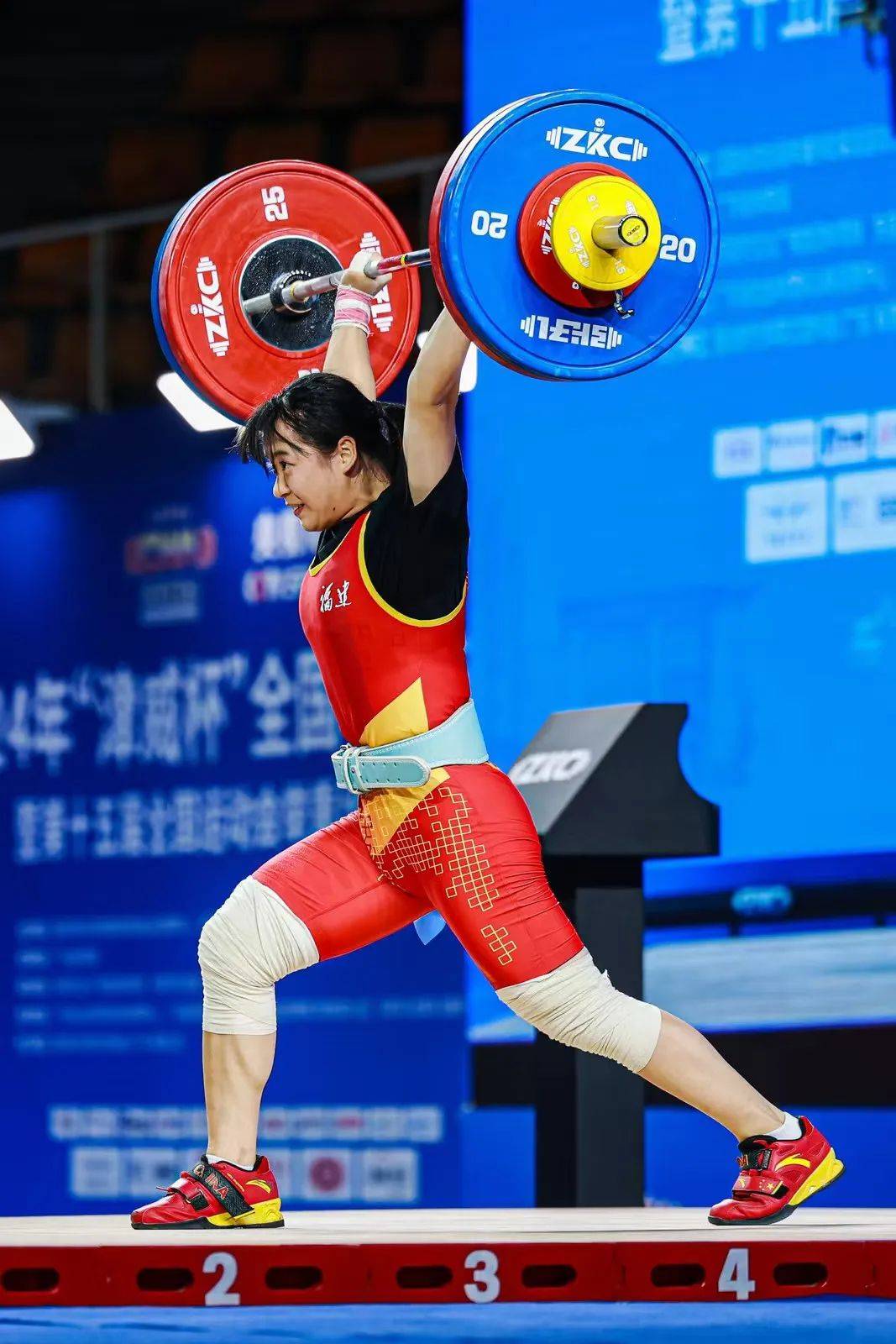 越南运动员在举重比赛中获奖