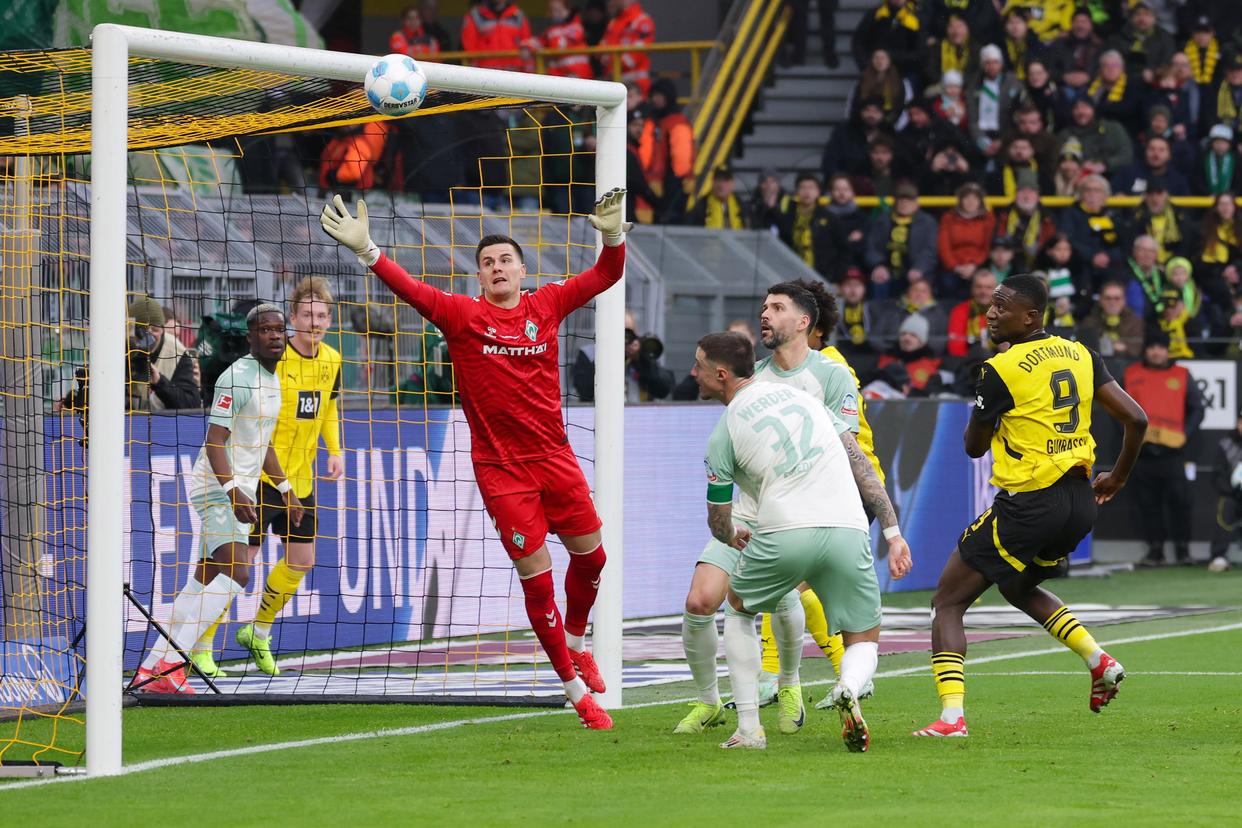 包含斯图加特将在主场尽力击败云达不来梅的词条