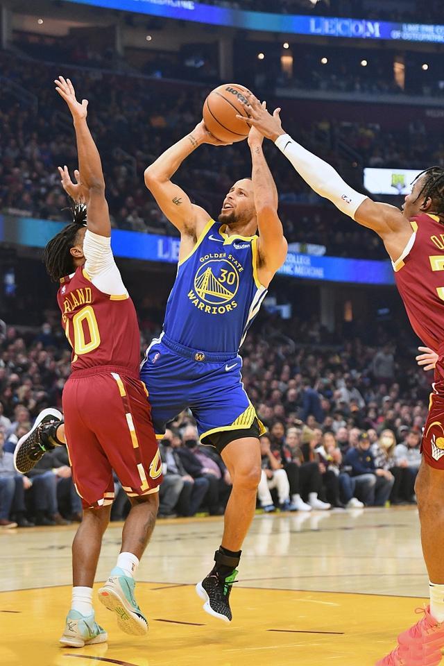 包含MVP候选人创下新的得分记录，骑士队遭遇惨败的词条