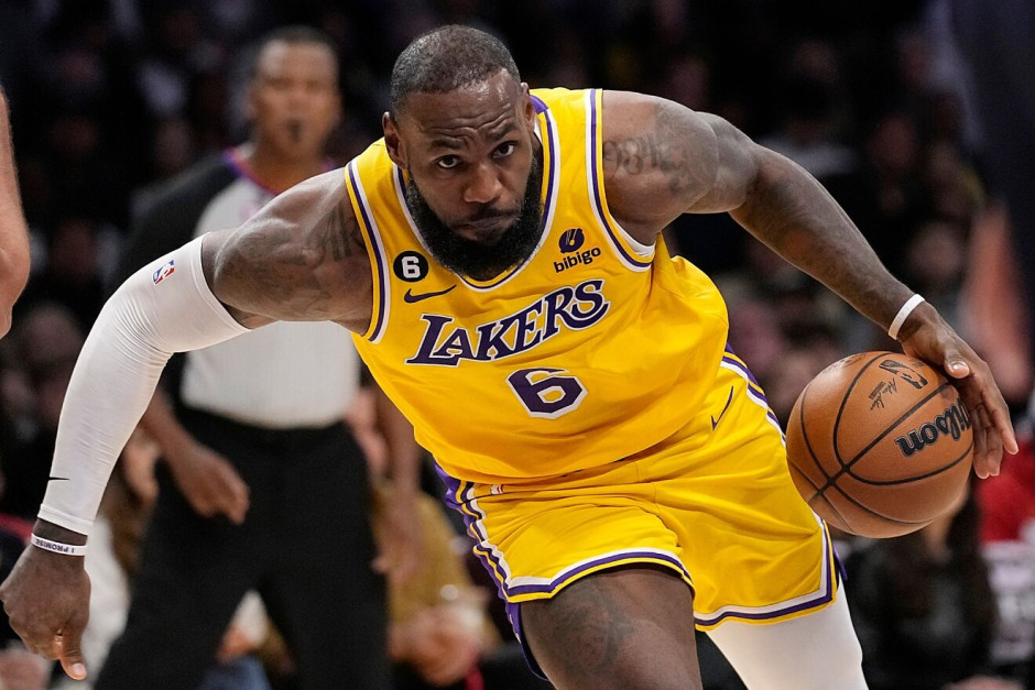 球星对决球迷热情高涨竞技篮球氛围浓烈