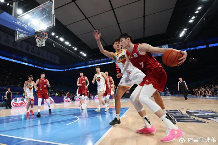 球星对决球迷热情高涨竞技篮球氛围浓烈