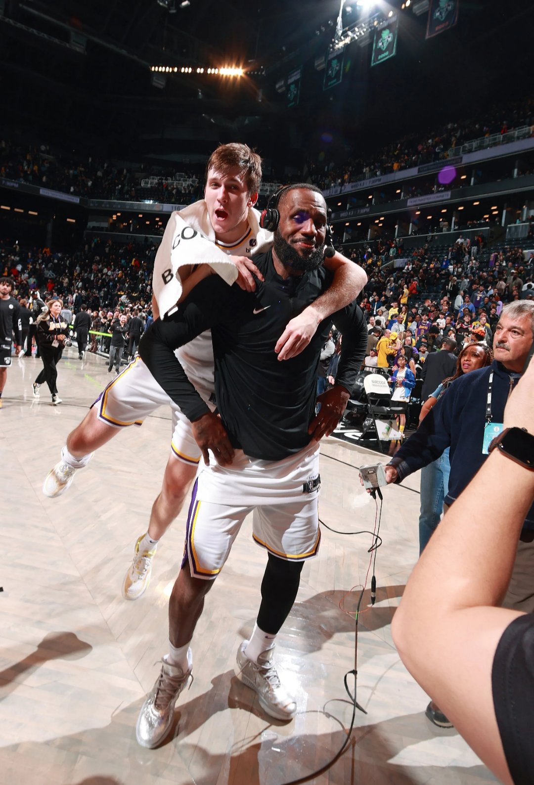 包含步行者战胜湖人，戈贝尔被哥贝尔虐的词条