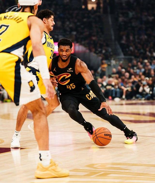 步行者主场战胜活塞，气势如虹