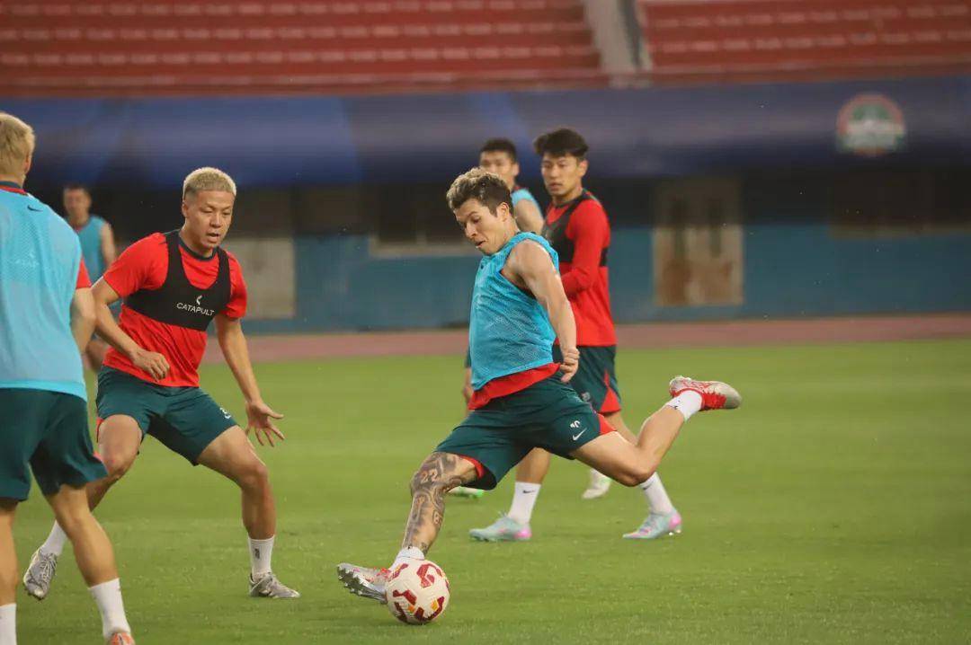 足球赛事精彩纷呈，球员们大显身手