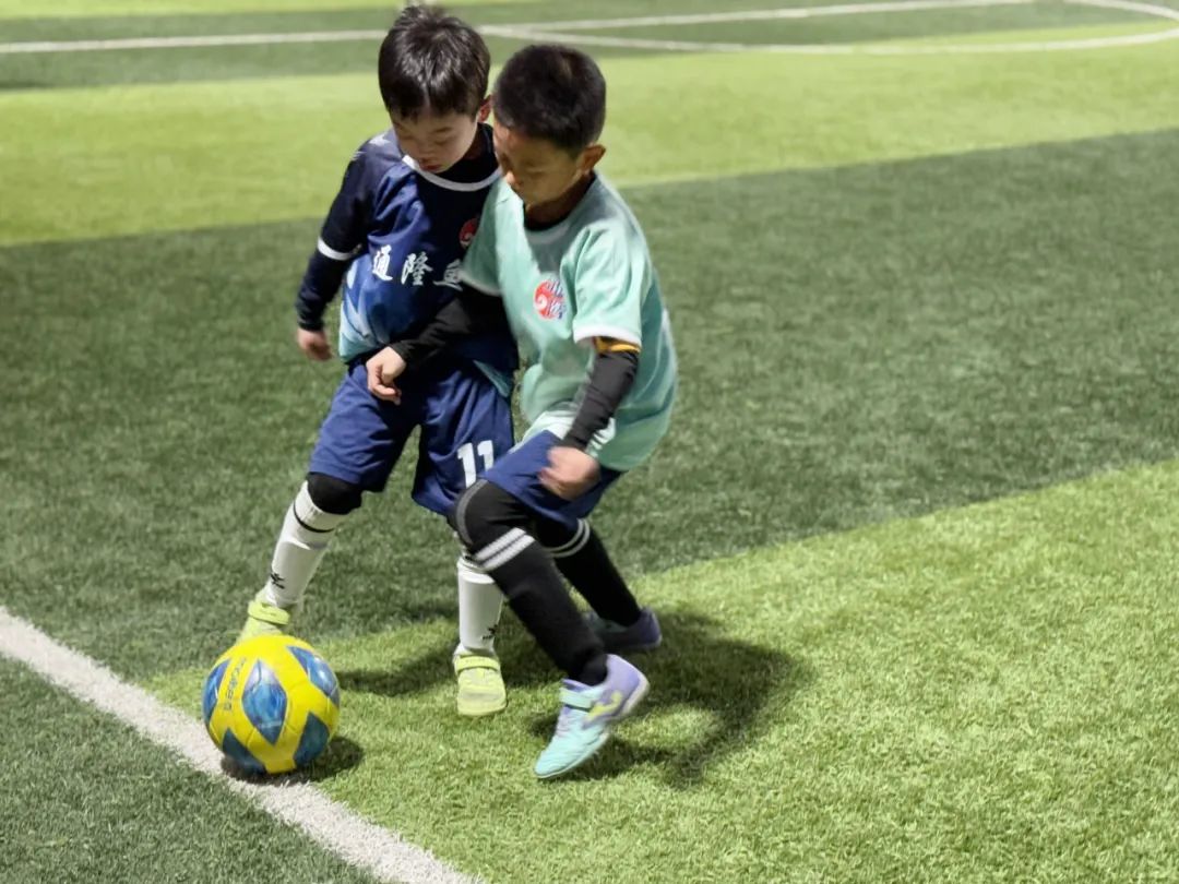 足球赛事精彩纷呈，球员们大显身手