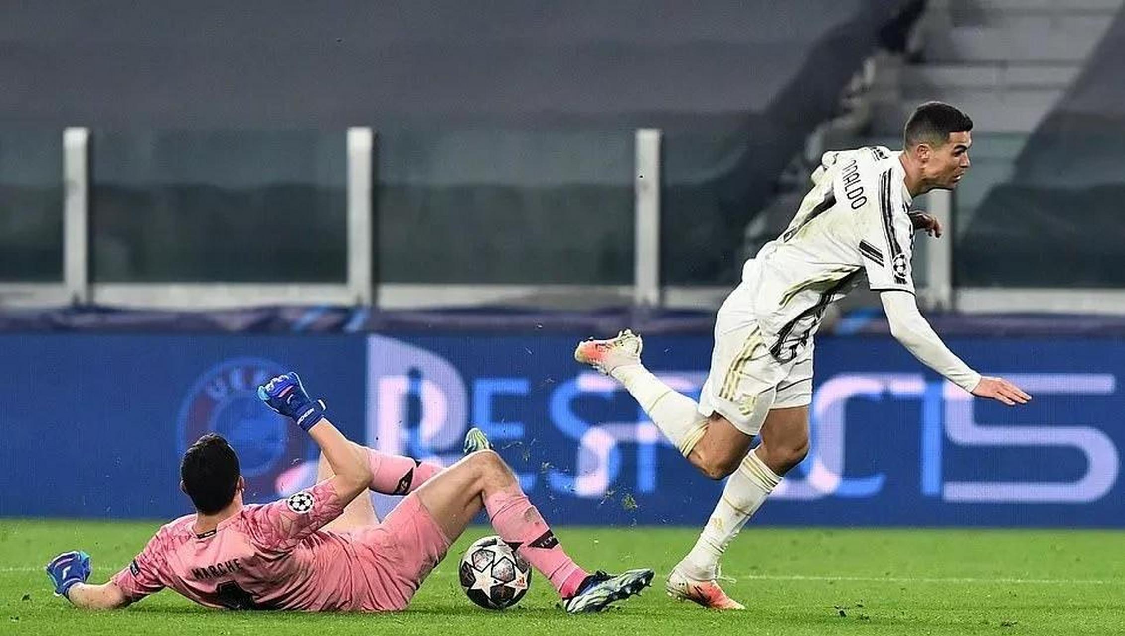 包含尤文图斯主场完胜，稳步晋级淘汰赛的词条