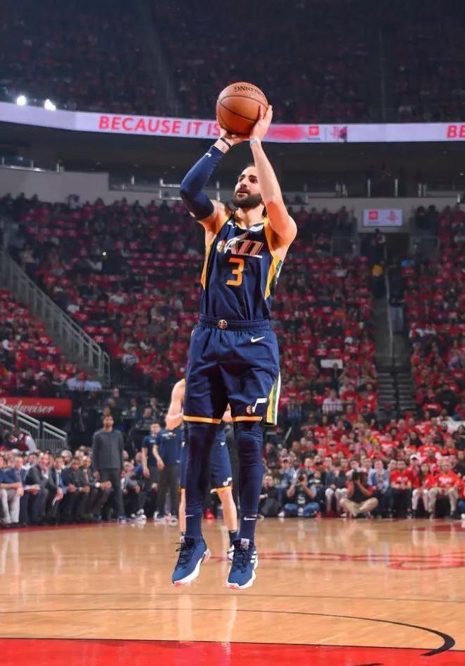 爵士主教练调整阵容，取得连胜势头的简单介绍