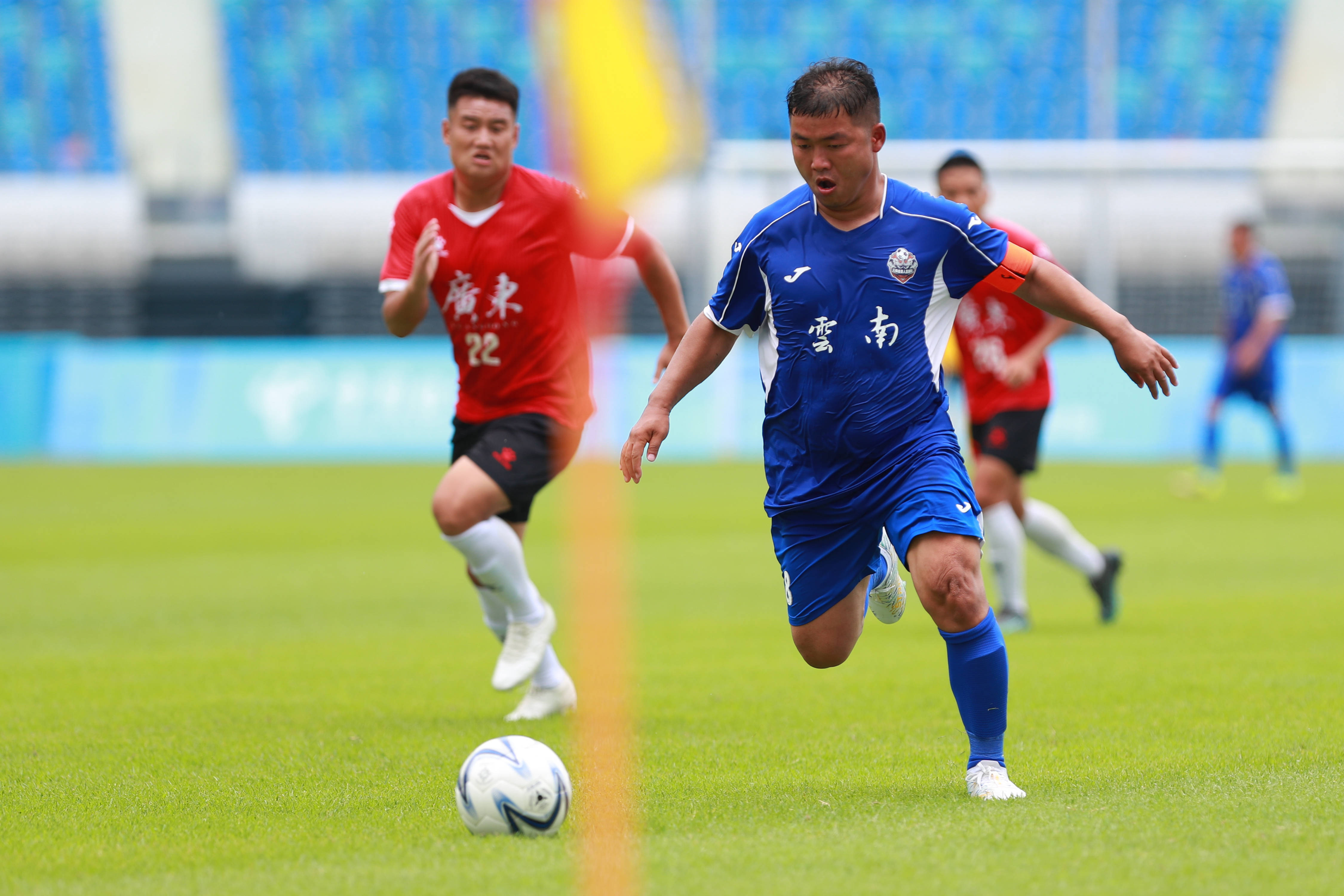 国内足球联赛轮番上演，球队实力对决