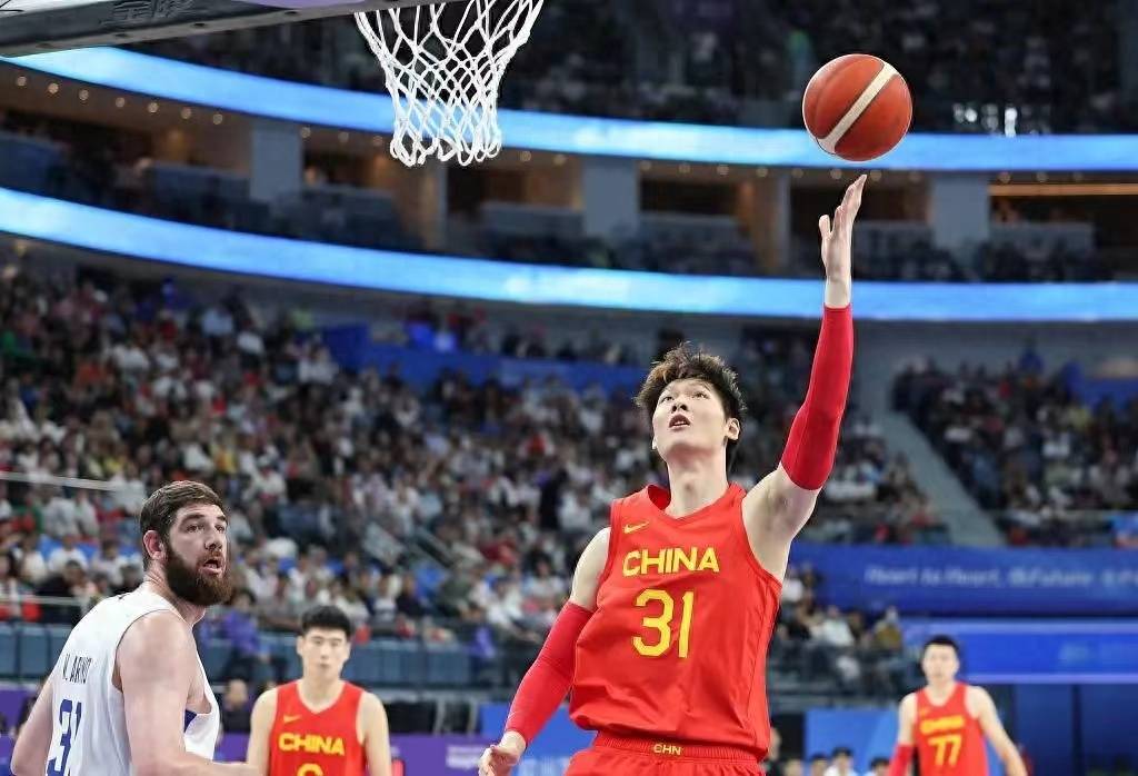 湖北男篮压倒性领先，轻松赢得比赛