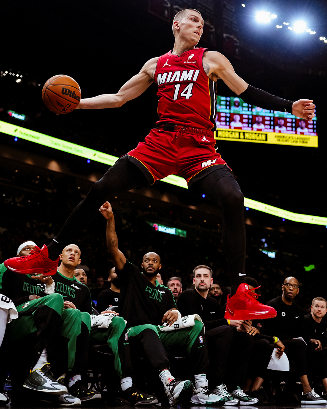 热火队主场表现出色，成功晋级